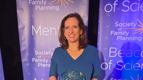 Laura Lindberg with mentor award at conference