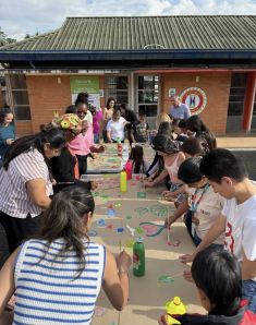 students working with a community organization in colombia